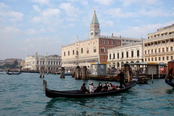 Khách du lịch trong khẩu trang bảo vệ đi thuyền gondola ở Venice - Sputnik Việt Nam