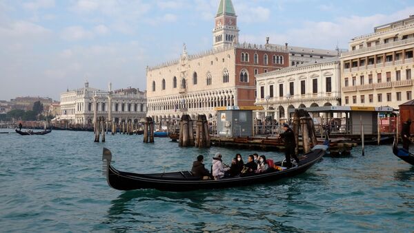 Khách du lịch trong khẩu trang bảo vệ đi thuyền gondola ở Venice - Sputnik Việt Nam