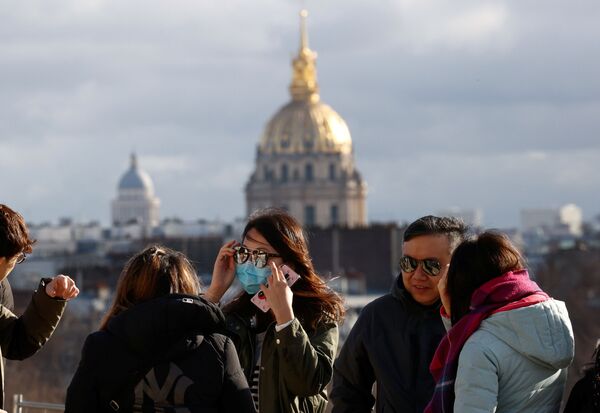 Khách du lịch đeo khẩu trang trên Esplanade Trocadero ở Paris - Sputnik Việt Nam