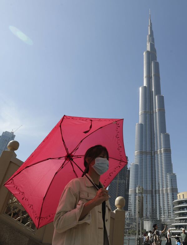 Người phụ nữ đeo khẩu trang tại Tháp Burj Khalifa ở Dubai, UAE - Sputnik Việt Nam