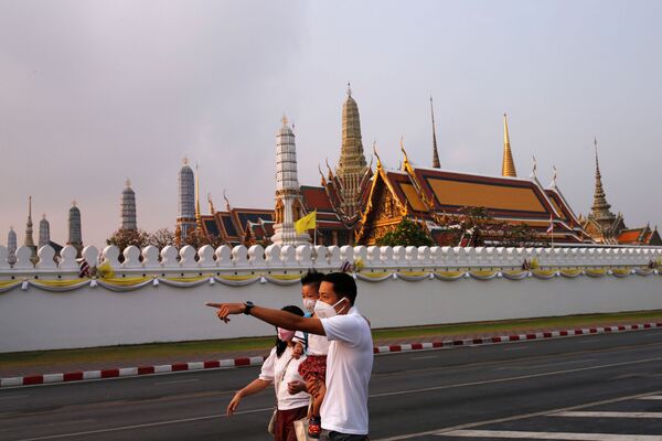 Khách du lịch mang khẩu trang bảo vệ ở Bangkok - Sputnik Việt Nam