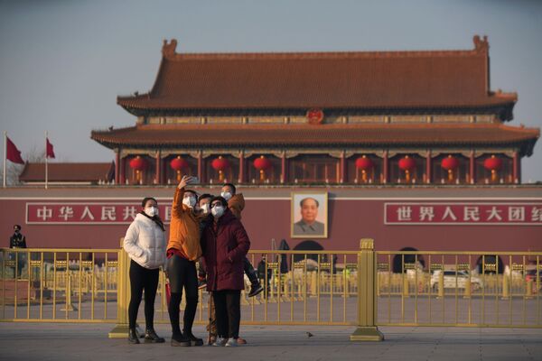 Khách du lịch mang khẩu trang bảo vệ tại Quảng trường Thiên An Môn ở Bắc Kinh - Sputnik Việt Nam