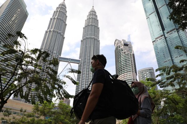 Du khách đeo khẩu trang tại Tháp Petronas ở thủ đô của Malaysia, Kuala Lumpur - Sputnik Việt Nam