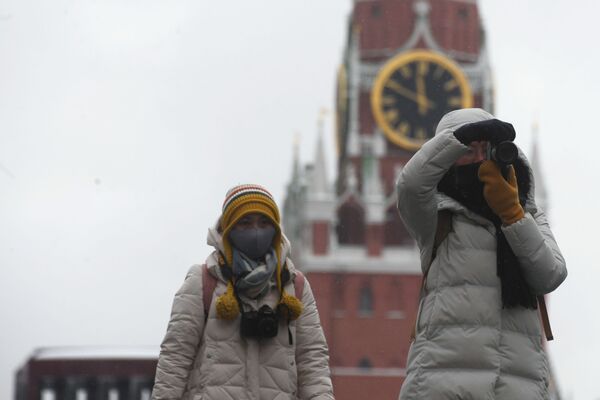 Khách du lịch nước ngoài  đeo khẩu trang trên Quảng trường Đỏ ở Moskva - Sputnik Việt Nam