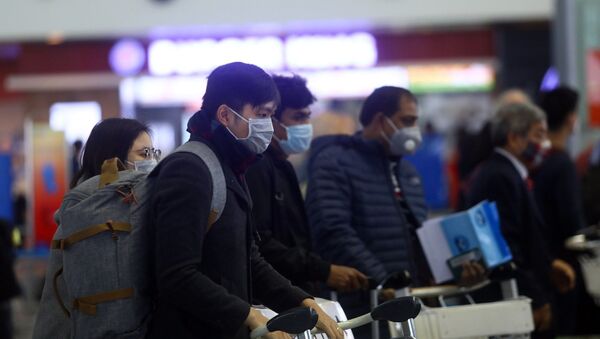 Hành khách trang bị khẩu trang kín mít khi đến sân bay quốc tế Nội Bài. - Sputnik Việt Nam