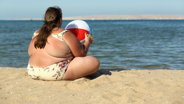 Người phụ nữ thừa cân trên bãi biển - Sputnik Việt Nam