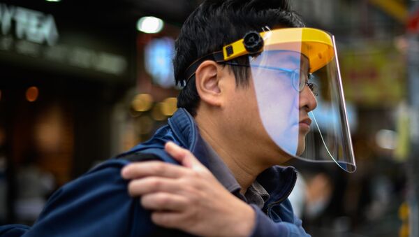 Một người đàn ông đeo mặt nạ bảo vệ ở Hồng Kông - Sputnik Việt Nam