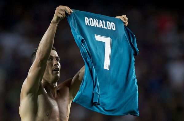 Cristiano Ronaldo mừng bàn thắng trong trận đấu FC Barcelona - Real Madrid CF, năm 2017 - Sputnik Việt Nam
