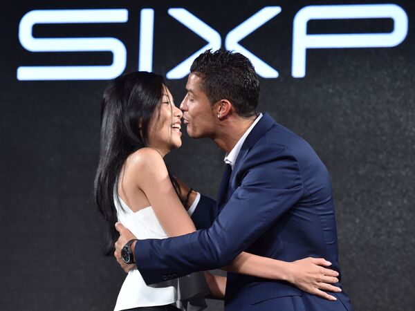 Cristiano Ronaldo hôn cô gái hâm mộ người Nhật, năm 2015 - Sputnik Việt Nam