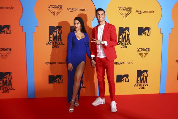 Cristiano Ronaldo và bạn gái Georgina Rodriguez trong lễ trao giải thưởng European MTV ở Seville, năm 2019 - Sputnik Việt Nam