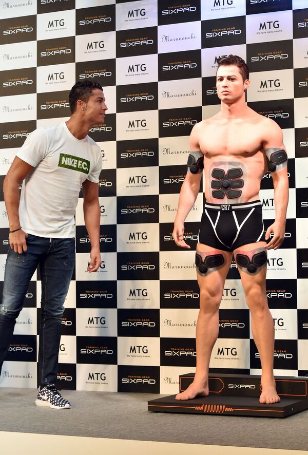 Cristiano Ronaldo nhìn hình mẫu của mình in trên máy in 3D ở Nhật Bản, năm 2015 - Sputnik Việt Nam