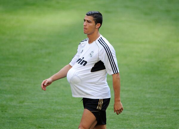 Tiền đạo của «Real» Cristiano Ronaldo tham gia buổi tập trên sân vận động Santiago Bernabeu ở Madrid, năm 2011 - Sputnik Việt Nam