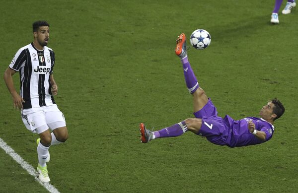 Cristiano Ronaldo đá trong trận đấu chung kết Champions League giữa «Juventus» và «Real Madrid» trên tsân vận động Millennium ở Cardiff, Wales, năm 2017 - Sputnik Việt Nam