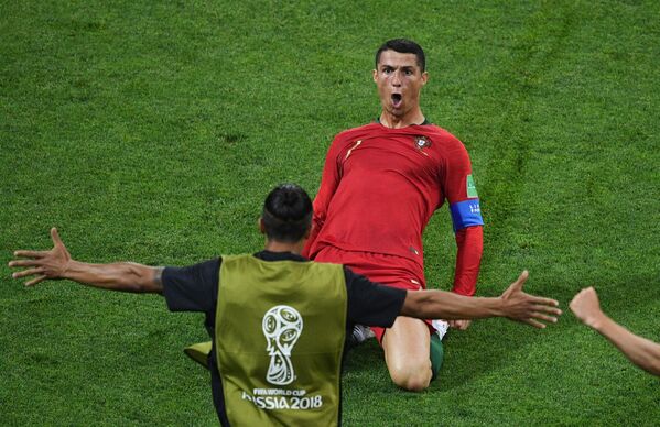 Cristiano Ronaldo trong trận đấu giữa các đội Bồ Đào Nha và Tây Ban Nha trên sân vận động «Fisht» ở Sochi, Nga, năm 2018 - Sputnik Việt Nam