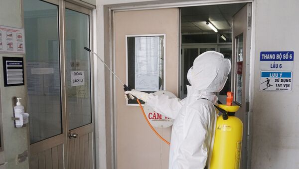 Nhân viên kiểm soát nhiễm khuẩn phun hóa chất diệt khuẩn mỗi nơi có bệnh nhân nghi nhiễm virus Corona đi qua. - Sputnik Việt Nam
