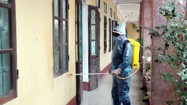 Phun thuốc khử khuẩn tại Trường Trung học cơ sở Phùng Chí Kiên, thành phố Nam Định để ngăn ngừa nguy cơ lây lan nCoV trong cộng đồng. - Sputnik Việt Nam