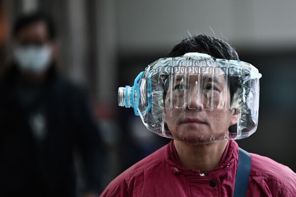 Người dân Hồng Kông dùng chai nhựa làm khẩu trang chống virus Corona - Sputnik Việt Nam