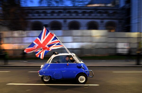 Người đàn ông mang cờ EU ở trung tâm London trong ngày 31 tháng 1 năm 2020, ngày Anh chính thức rời khỏi EU - Sputnik Việt Nam