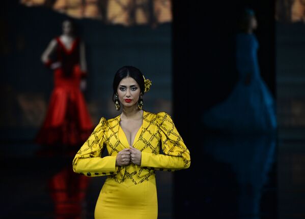 Người mẫu trình diễn bộ sưu tập của Loli Vera tại International Flamenco Fashion Show (SIMOF) ở Seville - Sputnik Việt Nam