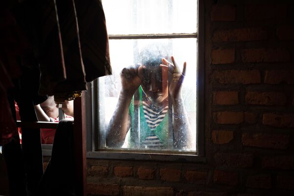 Cô gái bên cửa sổ trung tâm dành cho người nhập cư ở Nyarushishi, Rwanda - Sputnik Việt Nam