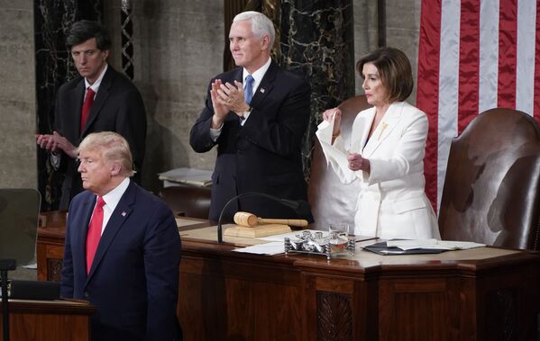 Chủ tịch Hạ viện Hoa Kỳ Nancy Pelosi xé bài phát biểu của Tổng thống Mỹ Donald Trump tại Quốc hội - Sputnik Việt Nam