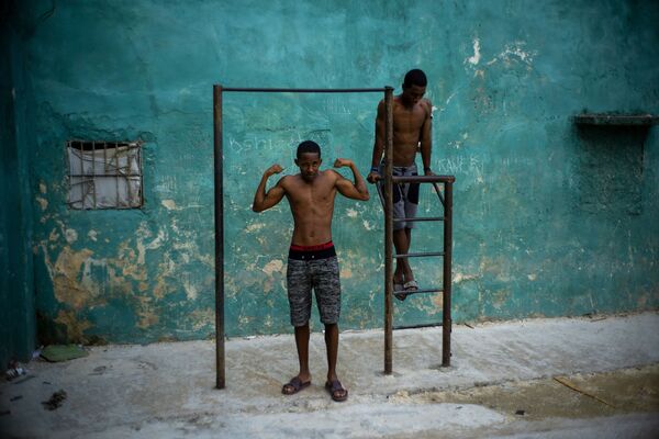 Những người thanh niên tập xà đơn ở Havana, Cuba - Sputnik Việt Nam