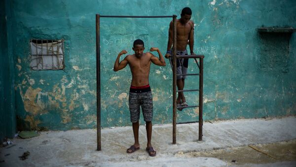 Những người thanh niên tập xà đơn ở Havana, Cuba - Sputnik Việt Nam