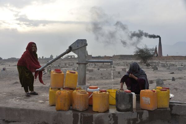 Những nhụ nữ bên giếng nước ở thành phố Jalalabad, Afghanistan - Sputnik Việt Nam