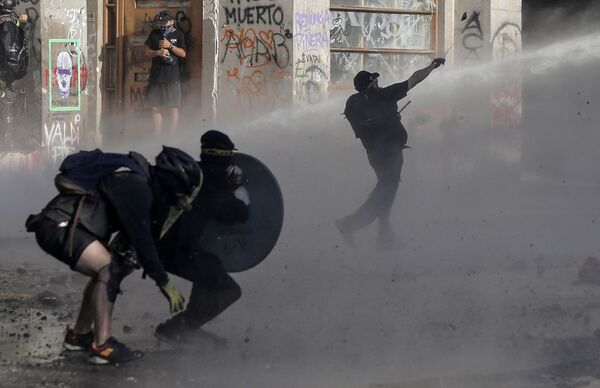 Đụng độ giữa người biểu tình và cảnh sát ở Santiago, Chile - Sputnik Việt Nam