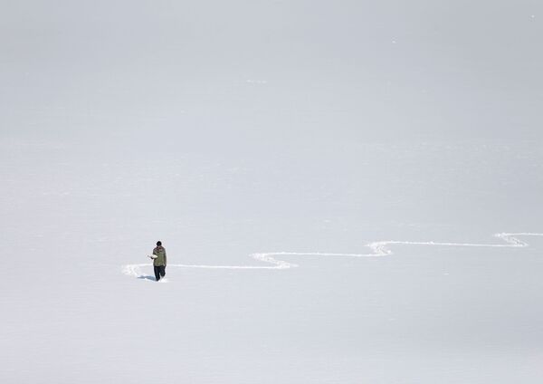 Người đàn ông Afghanistan trên hồ Karga đầy tuyết ở Kabul, Afghanistan - Sputnik Việt Nam