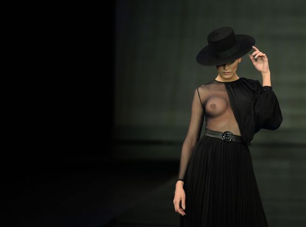 Người mẫu trình diễn bộ sưu tập của Cristo Banez tại Triển lãm thời trang quốc tế Flamenco ở Seville - Sputnik Việt Nam