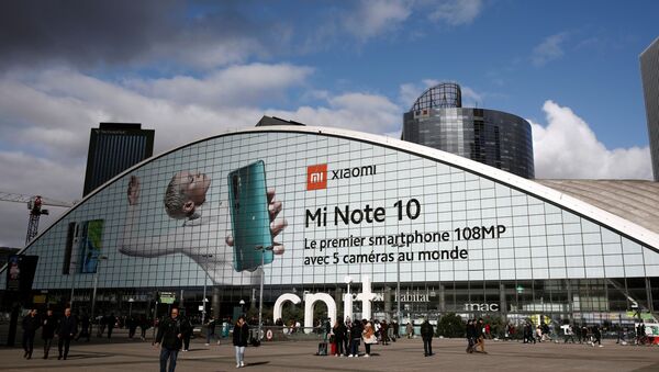 Quảng cáo điện thoại thông minh Xiaomi Mi Note 10 tại khu thương mại La Défense, gần Paris, Pháp - Sputnik Việt Nam