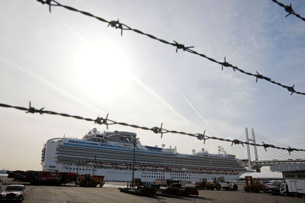 Tàu du lịch Diamond Princes với hành khách bị nhiễm virus Corona tại cảng Yokohama của Nhật Bản - Sputnik Việt Nam