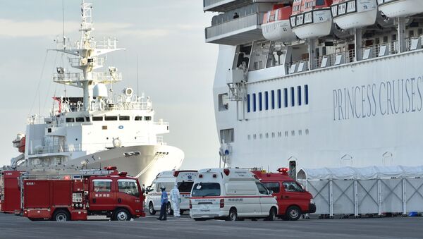 Xe cứu hỏa và xe cứu thương nơi tàu du lịch Diamond Princes bị cách ly tại cảng Yokohama của Nhật Bản - Sputnik Việt Nam