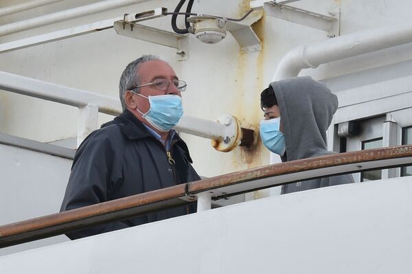 Hành khách đeo khẩu trang y tế trên tàu du lịch Diamond Princes bị cách ly tại cảng Yokohama của Nhật Bản - Sputnik Việt Nam