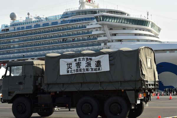 Những người mặc đồ bảo hộ trên tàu du lịch Diamond Princes bị cách ly tại cảng Yokohama của Nhật Bản - Sputnik Việt Nam