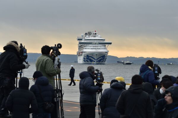 Các nhiếp ảnh gia và phóng viên trên nền tàu du lịch Diamond Princes bị cách ly tại cảng Yokohama của Nhật Bản - Sputnik Việt Nam