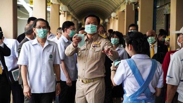 Phó Thủ tướng và Bộ trưởng Bộ Y tế Thái Lan Tiến sĩ Anuthin Changwirakun đưa ra mặt nạ bảo vệ tại một bệnh viện ở Bangkok - Sputnik Việt Nam