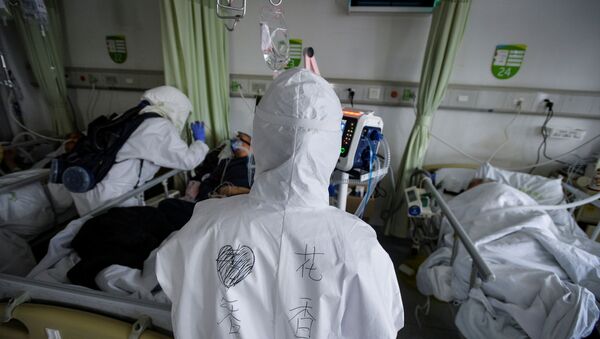 Nhân viên y tế mặc quần áo bảo hộ cho bệnh nhân bị coronavirus tại bệnh viện bệnh viện Vũ Hán - Sputnik Việt Nam