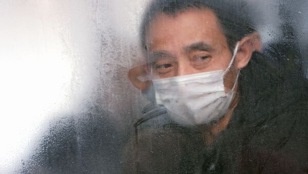 Một công dân Trung Quốc trong một chiếc xe buýt gần trung tâm quan sát tại nhà vệ sinh Bodrost ở Yekaterinburg - Sputnik Việt Nam