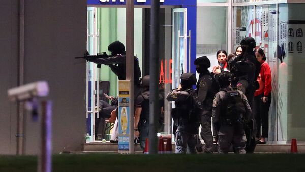 Lính Thái đứng gần trung tâm mua sắm Terminal 21, nơi mọi người bị bắt làm con tin - Sputnik Việt Nam
