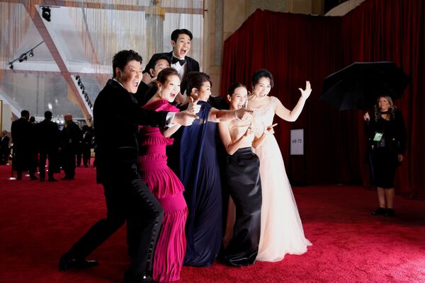 Dàn diễn viên của bộ phim Hàn Quốc Ký sinh trùng trên thảm đỏ lễ trao giải Oscar 2020 tại Los Angeles - Sputnik Việt Nam