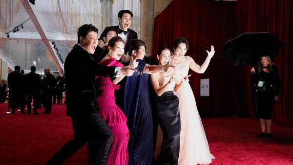 Dàn diễn viên của bộ phim Hàn Quốc Ký sinh trùng trên thảm đỏ lễ trao giải Oscar 2020 tại Los Angeles - Sputnik Việt Nam