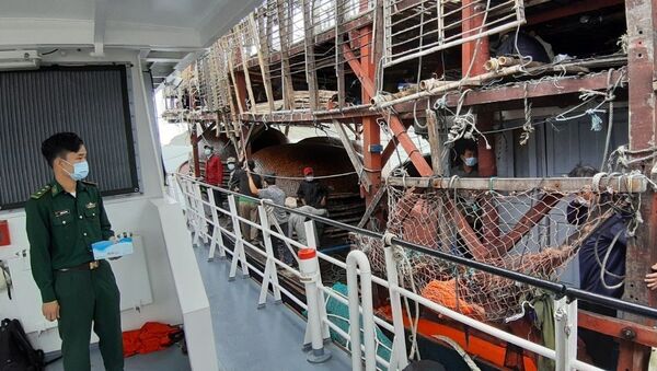  Tàu QNa 90037 TS cùng 40 thuyền viên gặp nạn trên biển được tàu SAR 412 cứu kéo về Quy Nhơn an toàn - Sputnik Việt Nam