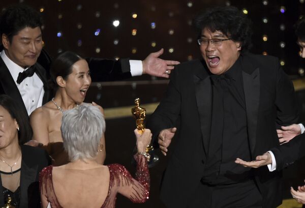 Đạo diễn Bong Joon-ho tại lễ trao giải Oscar cho phim Los Angeles hay nhất  - Sputnik Việt Nam