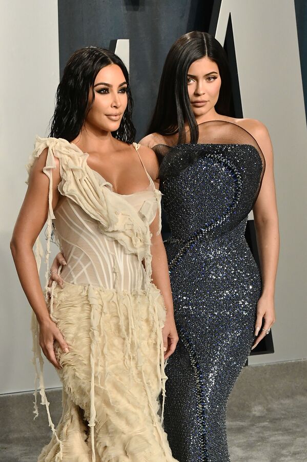 Kim Kardashian và Kylie Jenner tại dạ tiệc 2020 Vanity Fair Oscar Party - Sputnik Việt Nam