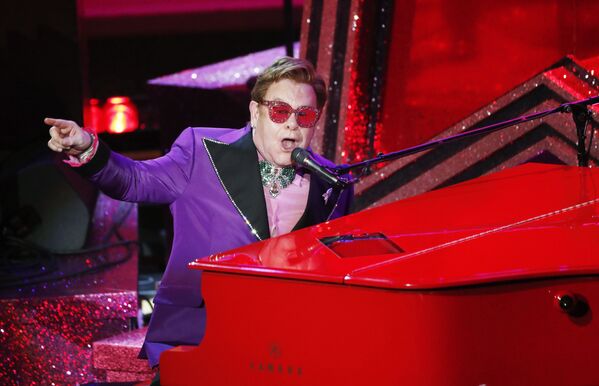 Nhà soạn nhạc và ca sĩ Elton John phát biểu tại giải Oscar ở Los Angeles - Sputnik Việt Nam
