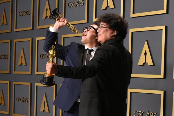 Nhà biên kịch Han Jin-won và đạo diễn của bộ phim Parasites Bong Joon-ho với giải Oscar ở Los Angeles - Sputnik Việt Nam