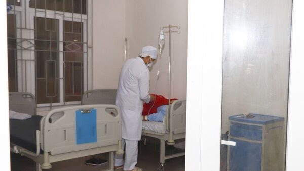 Chăm sóc bệnh nhân đang được cách ly tại Bệnh viện Nhiệt đới tỉnh Hải Dương. - Sputnik Việt Nam