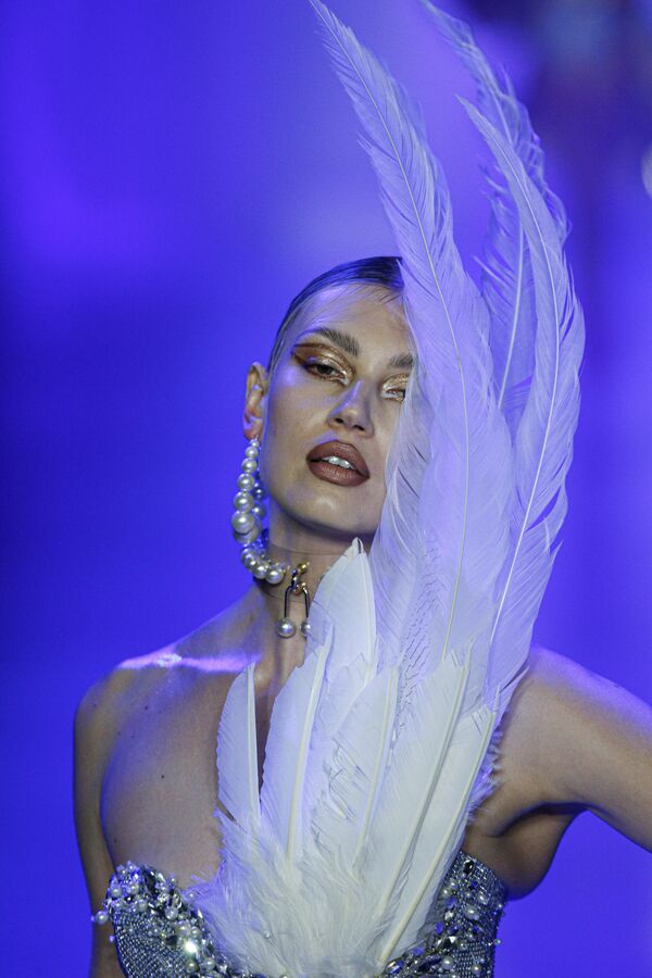 Người mẫu tại buổi trình diễn bộ sưu tập thời trang The Blonds - Sputnik Việt Nam